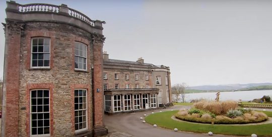 Illustratie voor: Koppel erft illuster landhuis in Ierland én $ 900.000 aan schulden