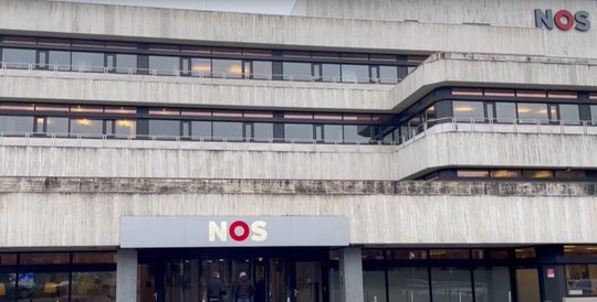 Een vooraanzicht van het NOS-gebouw in Hilversum