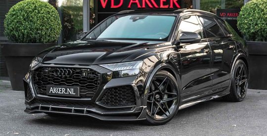 Illustratie voor: Zeer unieke Mythoszwarte Audi RSQ8 Signature Edition ABT in de etalage bij Nederlandse dealer