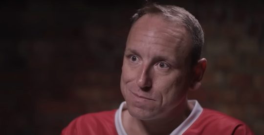 Joey Chestnut tijdens een interview