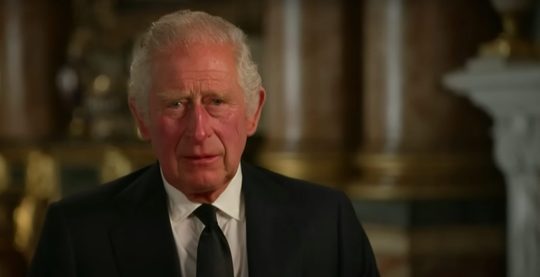 King Charles tijdens een interview