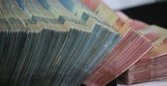 Een stapel eurobiljetten, waarbij topbankiers in Europa miljoenen aan bonussen hebben ontvangen
