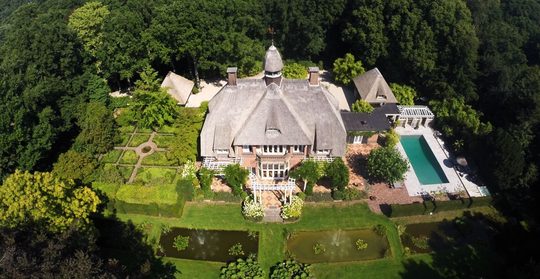 Illustratie voor: De meeste miljonairs wonen in Laren, Bloemendaal en Wassenaar