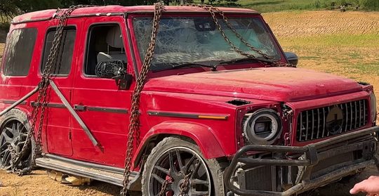 Influencer vernielt luxe auto's zoals Ferrari en G-Klasse voor video's en maakt er souvenirs van