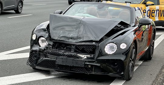 De desbetreffende gecrashte Bentley op de A1, waar de schade niet van wordt vergoed door de verzekering