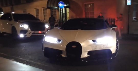 De Bugatti en de Bentley van miljardair Yazeed Mohamed Al-Rajhi in Londen