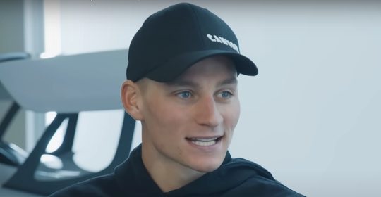 Mathieu van der Poel tijdens een interview