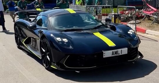 Fernando Alonso arriveerde in een heuse Aston Martin Valhalla bij de Grand Prix in het Italiaanse Monza