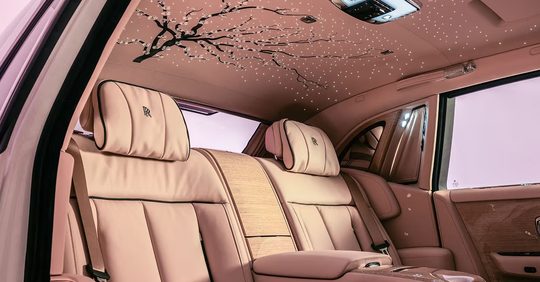 Het interieur van de Rolls-Rocye Phantom "Cherry Blossom"