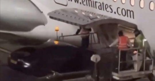 Bugatti wordt ingeladen op Emirates-vlucht