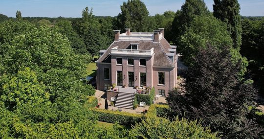 Het desbetreffende te koop staande landhuis aan de Vecht in Maarssen