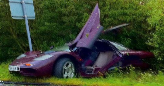 De gecrashte McLaren F1 van Rowan Atkinson