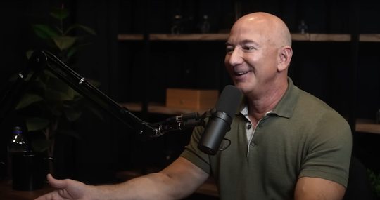 Jeff Bezos tijdens een podcast over zijn carrière en over hoe hij zijn miljarden verdiende