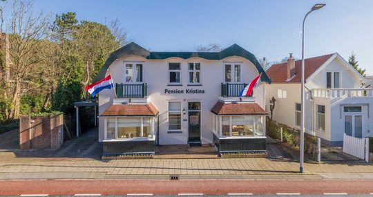 Buitenkant van pension Code Rosé van de familie Meiland in Noordwijk