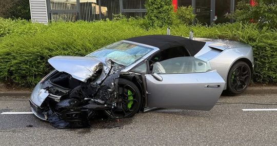 Een Lamborghini Huracán crashte dit weekend flink in Moordrecht
