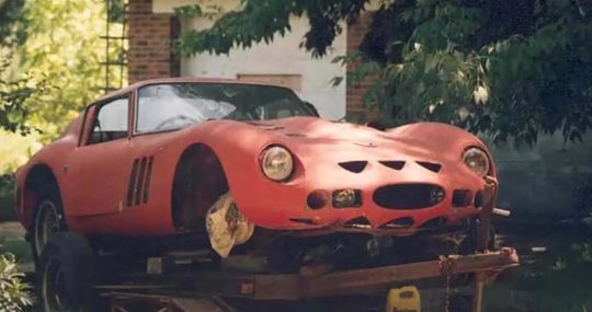De Ferrari 250 GTO die in een weiland stond