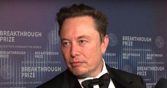 Elon Musk, één van de rijkste mensen ter wereld, tijdens een interview