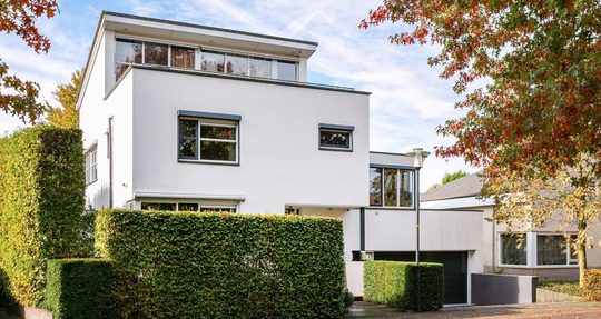 Illustratie voor: Andy van der Meijde en partner Melisa slaan ruim € 1,3 miljoen stuk op luxe villa in Apeldoorn