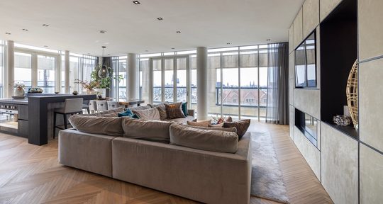 Woonkamer van de woning van Bernhard ten Brinke aan de Dam in Amsterdam