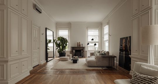 De woonkamer van de woning van Fokke de Jong in Amsterdam Oud-Zuid