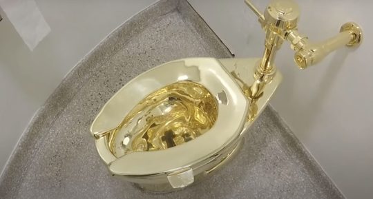 Gouden toiletpot