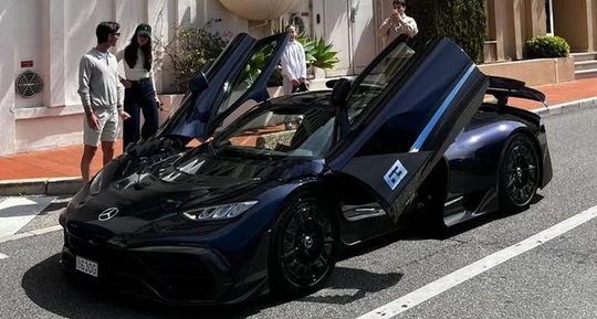 Formule 1-coureur George Russell staat o het punt zijn gloednieuwe Mercedes-AMG One in te stappen