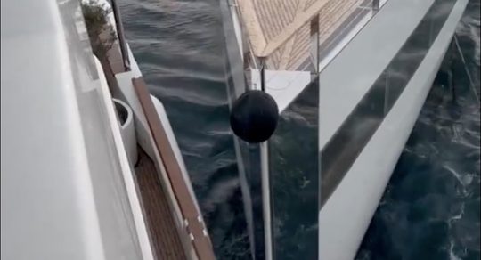 Botsing superjacht Steve Jobs