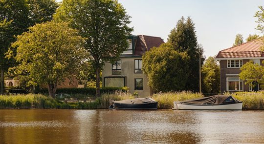 Zuid-Europese krakers die in Amstelveense miljoenenvilla zijn getrokken, moeten de woning binnen drie dagen verlaten