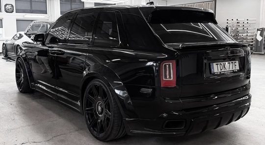 De achterkant van de Rolls-Royce Cullinan van Jon Olsson