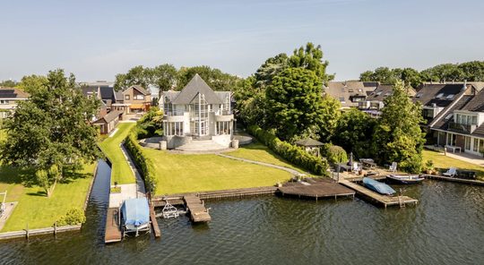 De achterzijde van de villa van Gio Latooy in Ridderkerk