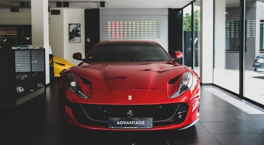 autoverkoper ferrari sales salaris Pure Luxe