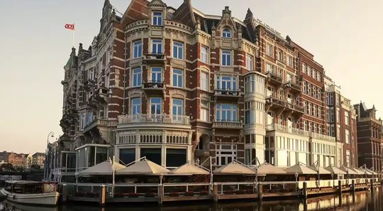 De voorzijde van Hotel L'Europe in Amsterdam