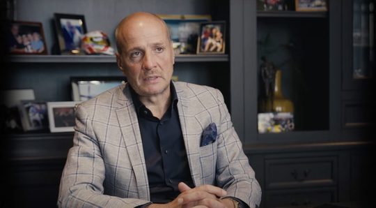 Frits van Eerd tijdens een interview