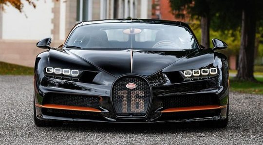 Een Bugatti Chiron staat geparkeerd voor een chateau