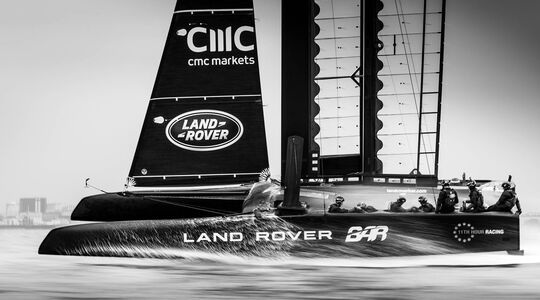 Illustratie voor: Land Rover duikt in ‘Formule 1 op het water’ en ontwikkelt snelste America’s Cup-Catamaran