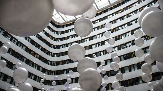 Illustratie voor: Ballonnen en parachutes bij feestelijke officiële opening Hilton Amsterdam Airport Schiphol