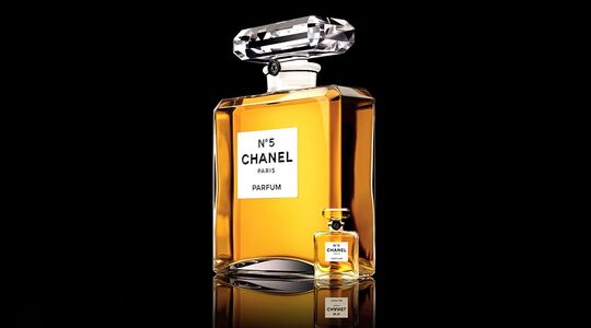 Illustratie voor: Last-minute Valentijn cadeautip: Chanel No. 5 limited-edition voor 15.000 dollar