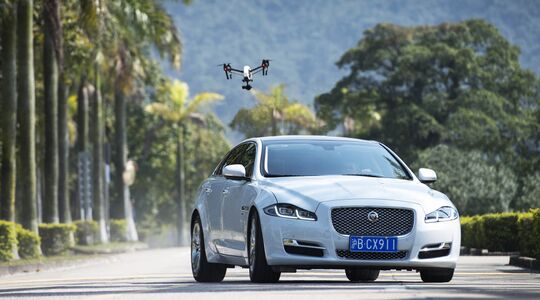 Illustratie voor: Jaguar XJ gaat strijd aan met drone (video)
