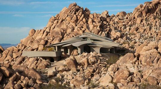 Illustratie voor: Deze Villa van € 2,7 Miljoen Past Perfect Bij een Modieuze Bond Schurk