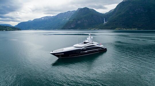 Illustratie voor: Spectaculaire Beelden: Superjacht “Ann G” van Heesen Yachts Varend in Noorwegen (video)