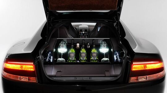 Illustratie voor: Aston Martin Rapide S Milano Dom Pérignon is DE Stijlvolste Champagne Promo Car Ooit (video)