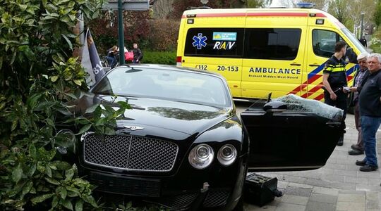 Illustratie voor: Bentleycrashers Deel 2: Peperdure Bentley Continental GT Ramt Muurtje (video)