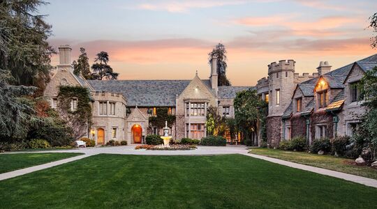 Illustratie voor: De Beroemde Playboy Mansion Verkocht aan de Buurman voor Meer dan 100 Miljoen Dollar