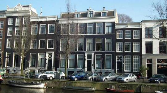 Illustratie voor: Binnenkijken in Jort Kelder’s Grachtenappartement