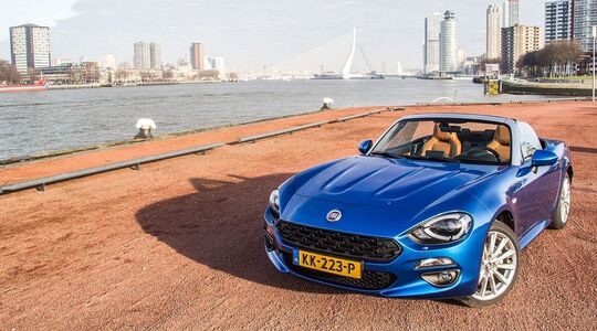 Illustratie voor: Pure Luxe reed met de Prachtige Nieuwe Fiat 124 Spider