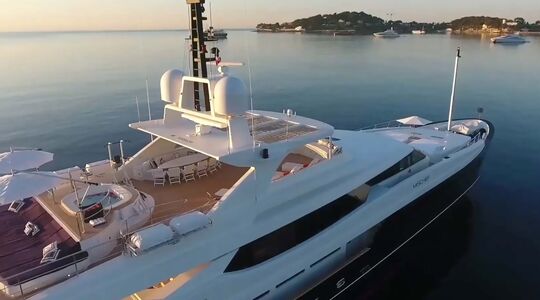 ahoy club yacht charter verhuur jachten boten superjacht Pure Luxe