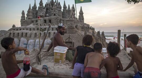 braziliaanse man woont zandkasteel woning guanabara brazilië Pure Luxe