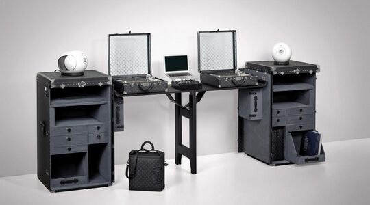Illustratie voor: Louis Vuitton lanceert ‘s werelds meest stijlvolle ‘draagbare’ draaitafels