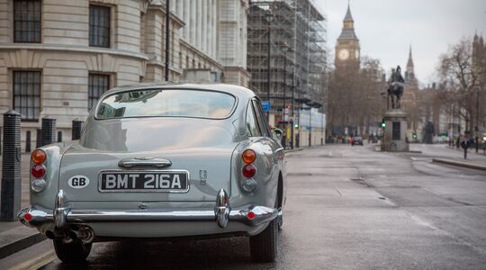 aston martin db5 james bond 007 goldfinger Pure Luxe