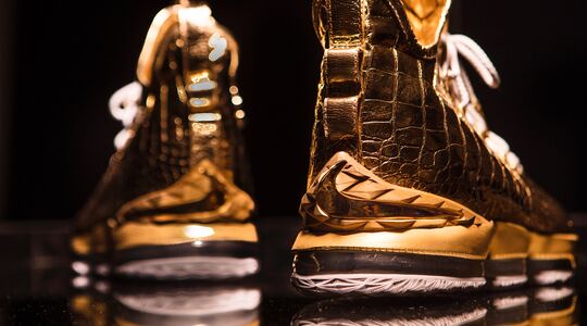 gouden nike sneakers lebron james the shoe surgeon Pure Luxe